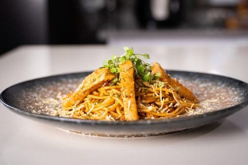 Spaghetti integral Monticello con ratatouille y lomito de cerdo