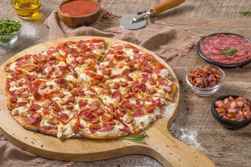 Pizza salami y aceitunas negras Monticello
